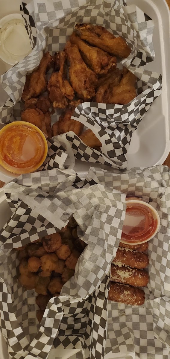 Cuz's Sports Bar & Grill